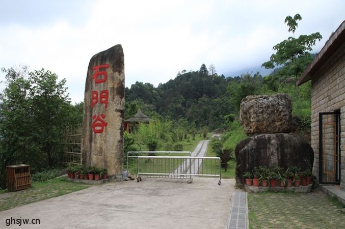 廣西東興市屏峰雨林石門(mén)谷旅游景區(qū)